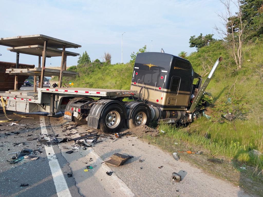OPP_HSD's tweet photo. Collision: #Hwy400/Bayfield. Tractor trailer NB crashed through median ended up in SB lanes collidinflg with SB traffic. 5 other vehicles involved, no reports of any serious injuries. 1 person transported to hospital. All SB lanes closed l, only 1 NB lane open. Avoid the area. Updates to follow. ^ks