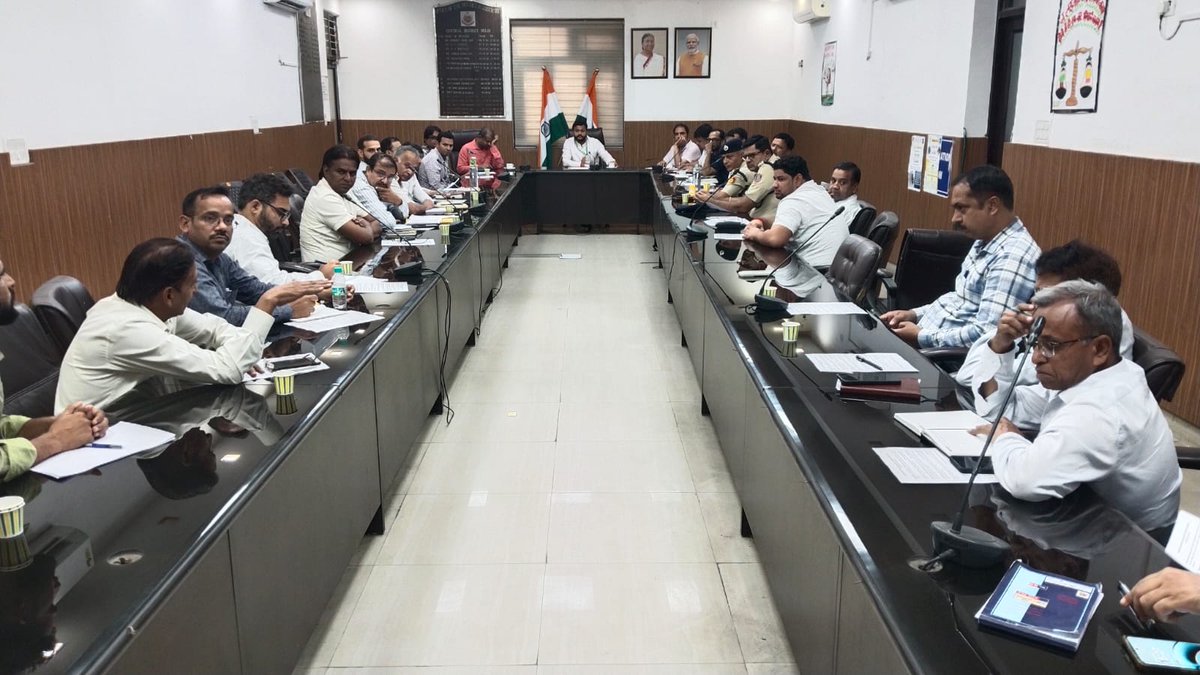 DMCentralDelhi's tweet photo. Meeting of District Road safety Committee held. 
Direction have been issued to identify dark spots and ensure adequate illumination during night. 
Also pending repair of Roads to be completed before onset of Monsoon. https://t.co/NJxgMPiqY9