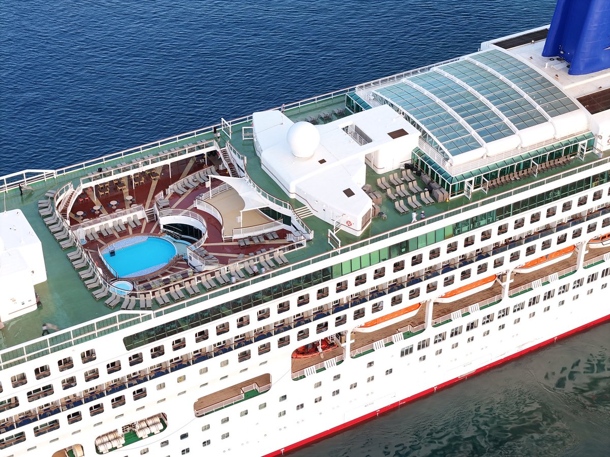 puertodemotril's tweet image. El @puertodemotril ha recibido la primera escala del buque Aurora, un crucero de 271 metros de eslora y 1800 pasajeros británicos e estadounidenses. En su itinerario están visitando puertos y destinos de Inglaterra, Italia, Portugal.
#20AniversarioAPM