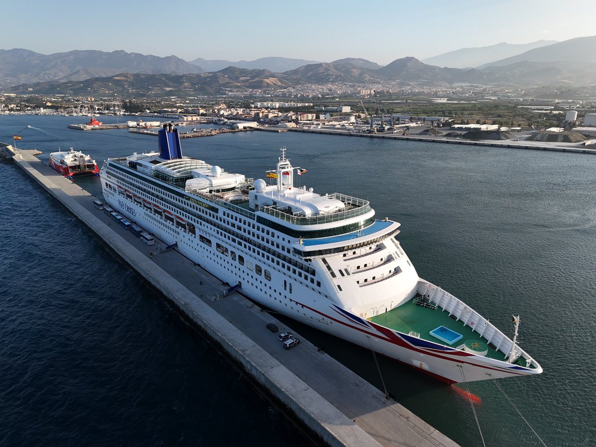 puertodemotril's tweet image. El @puertodemotril ha recibido la primera escala del buque Aurora, un crucero de 271 metros de eslora y 1800 pasajeros británicos e estadounidenses. En su itinerario están visitando puertos y destinos de Inglaterra, Italia, Portugal.
#20AniversarioAPM