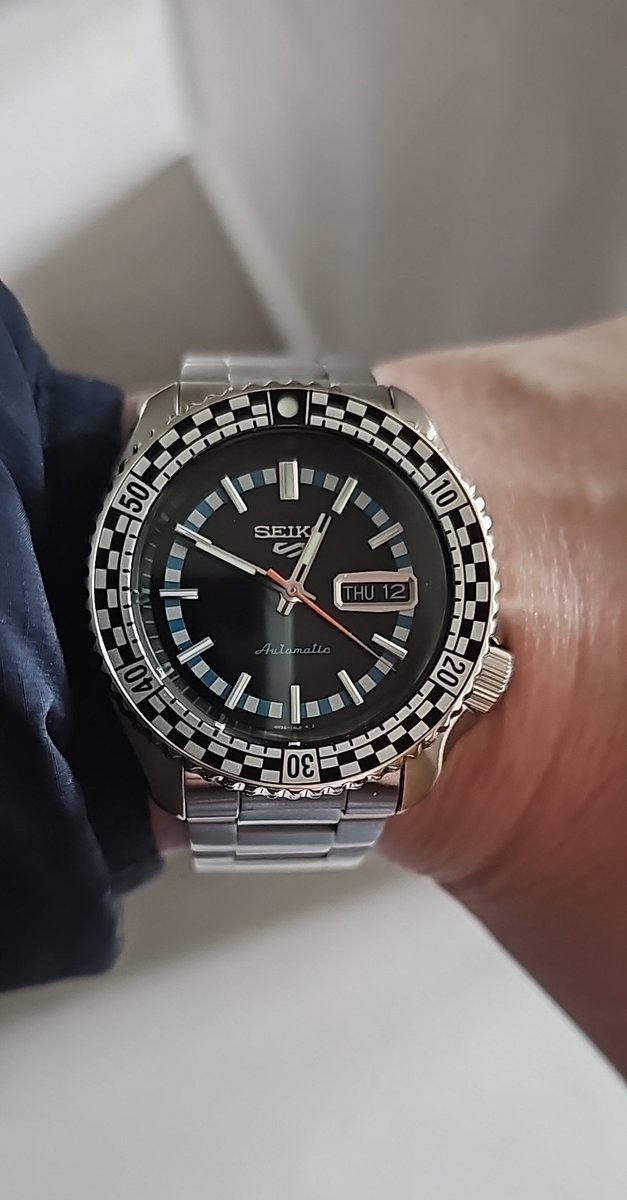New watch day! Got to love a retro style Seiko haven't you?
