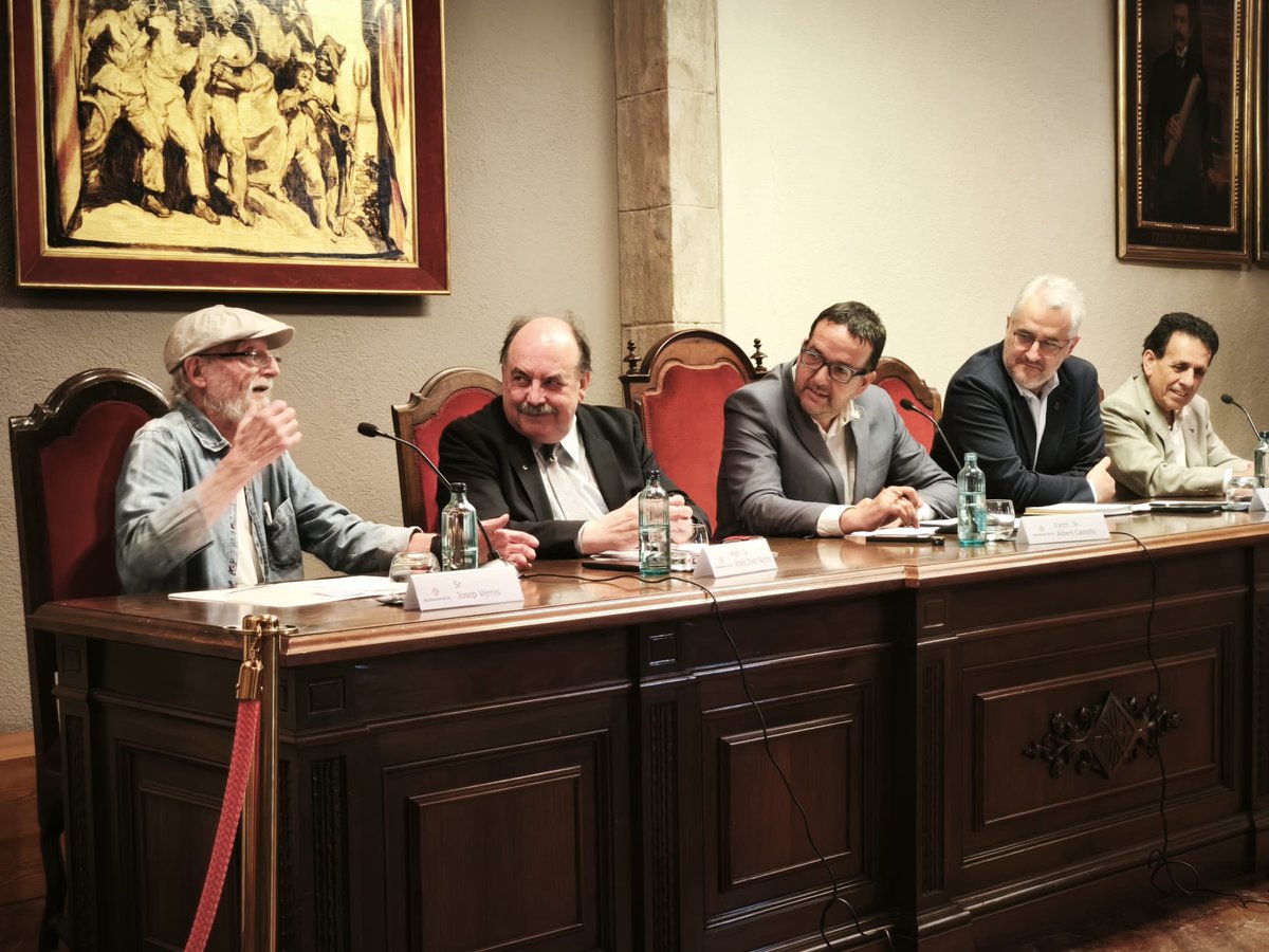 Més que merescut homenatge al gran mestre i artista Josep Vernis en el marc de la presentació de la Universitat Estiu <a href="/uvic_ucc/">UVic-UCC</a>. La nostra Terra no sería la mateixa sense el seu geni creatiu, compromís i lluita social. Amb alcalde <a href="/albertcastellsv/">Albert Castells Vilalta</a> i rector Baños
<a href="/catsalutmental/">Càtedra de Salut Mental UVic-UCC Althaia ISAMBES</a>