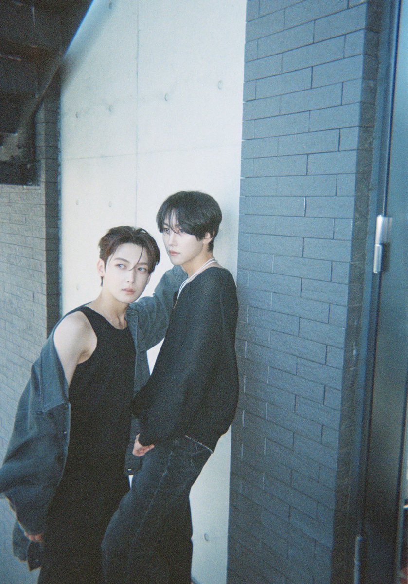 roirom_official's tweet photo. ♠️本日発売♠️

『ar』オフショット🏆

#ROIROM_ar #ROIROM #ロイロム
#本多大夢💎 #浜川路己🍯 https://t.co/Ee2vkHrTRM