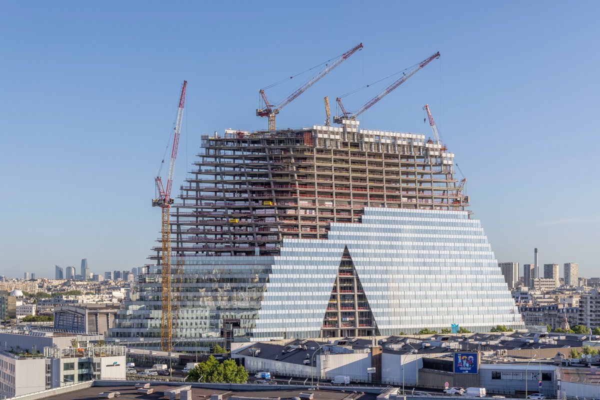 HistoireParis17's tweet photo. Et nous n'en sommes donc là qu'aux deux tiers de sa hauteur finale... 🤦‍♂️
#TourTriangle #bétonnisation https://t.co/umQB4rMnLy