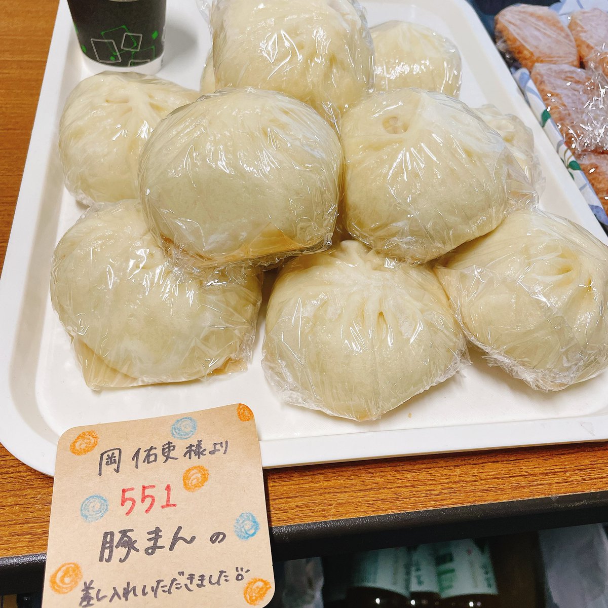hiraatsu's tweet photo. 旅公演が始まりました。
まずは大阪。
明日から火曜までの5日間、
宜しくお願いします。
丸い顔した人が丸いもの差し入れしてくれた。 https://t.co/eFBrmfEC0L