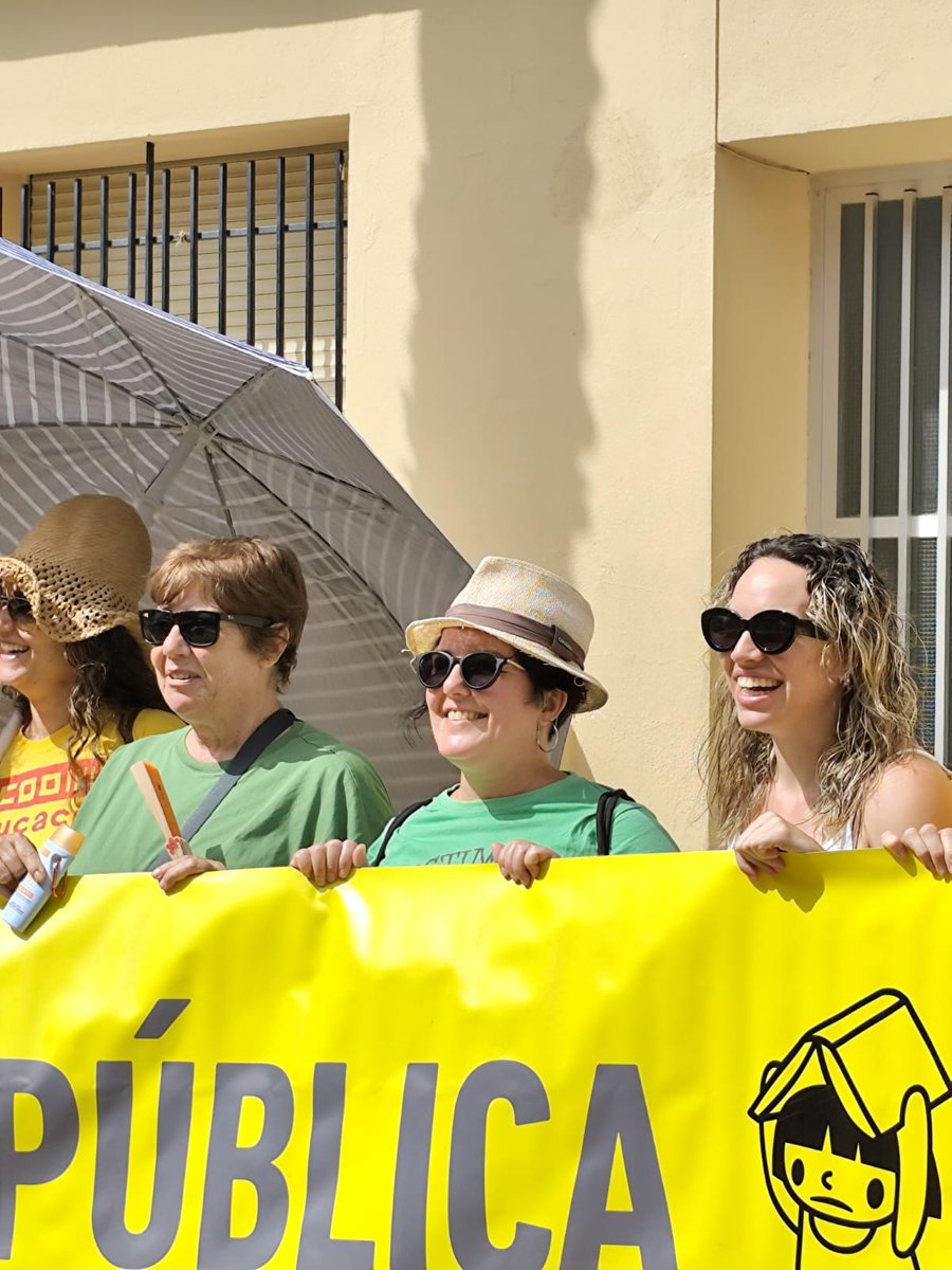 STEPV-Iv (@stepv_iv) on Twitter photo La Plataforma per l'Ensenyament Públic d'Alacant s'ha concentrat hui al CEIP Óscar Esplà de la ciutat d'Alacant per tal de demanar mesures d'acondicionament dels centres educatius davant les altes temperatures.
<a href="/IntersindicalV/">Intersindical_Valen</a> 
<a href="/GVAeducacio/">GVA Educació</a> La Plataforma per l'Ensenyament Públic d'Alacant s'ha concentrat hui al CEIP Óscar Esplà de la ciutat d'Alacant per tal de demanar mesures d'acondicionament dels centres educatius davant les altes temperatures.
<a href="/IntersindicalV/">Intersindical_Valen</a> 
<a href="/GVAeducacio/">GVA Educació</a>