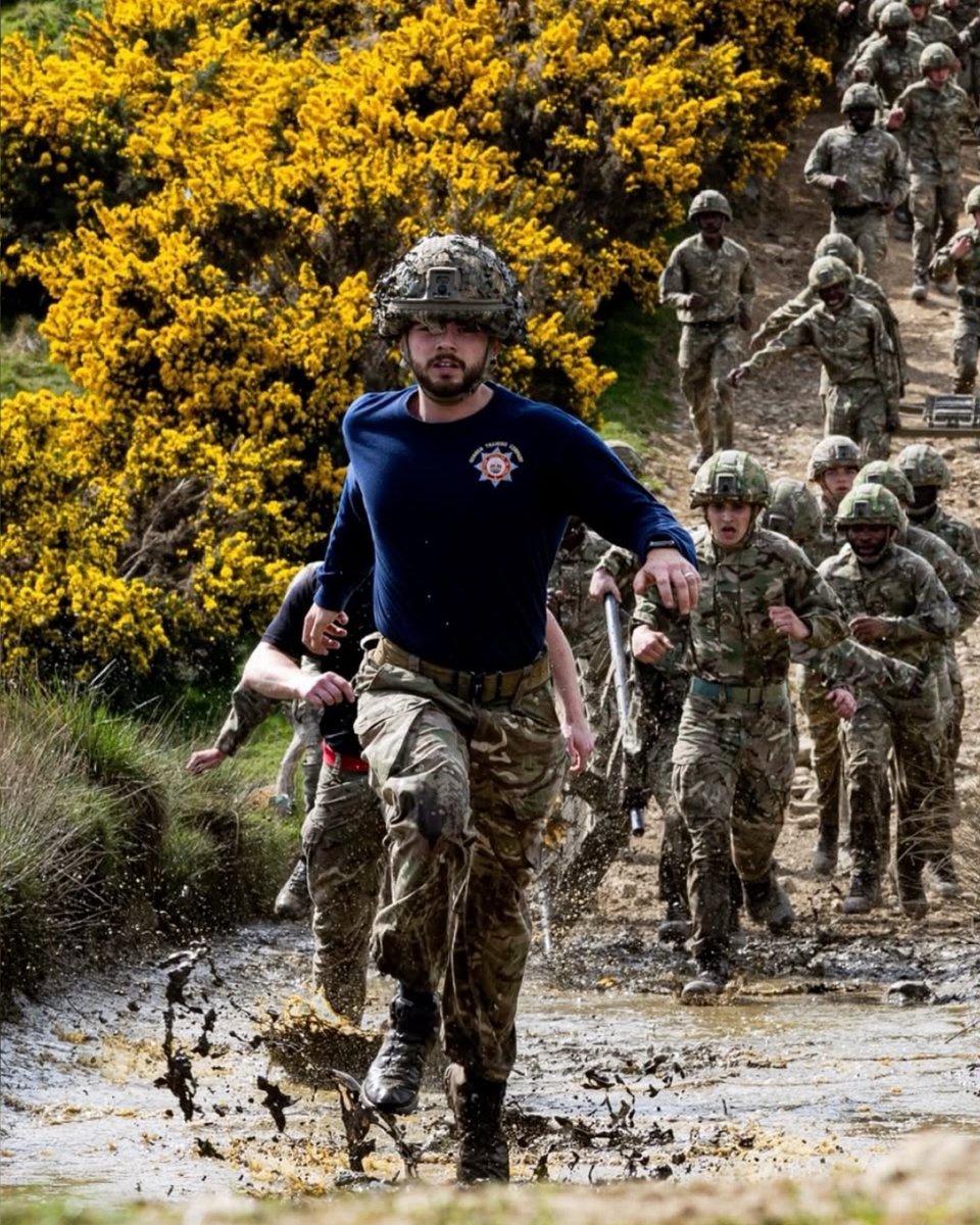 HQNorth_'s tweet photo. Different Roads. Shared Goal. One Guard. 💂‍♂️🇬🇧

It all starts here in the North! 

#NorthernGrit #YouBelongHere #TheGuards @the5Guards @ColdstreamGds @GrenadierGds @Householddiv @ITC_Catterick https://t.co/Lzqg3jTDOF