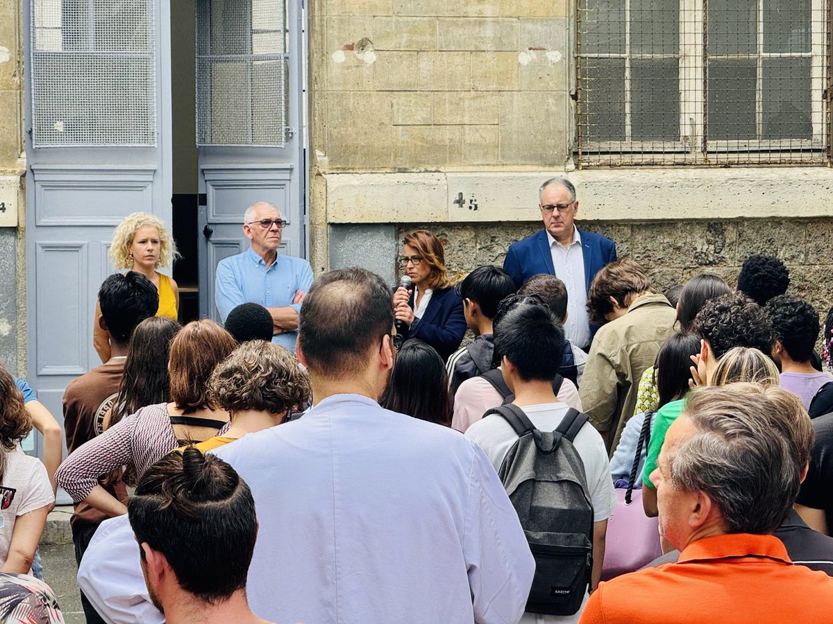 Mairie du 9e Paris (@mairie9paris) on Twitter photo <a href="/dburkli/">Delphine Bürkli</a> et <a href="/JP_Plagnard/">Jean-Pierre Plagnard</a> au collège Jacques Decour ce matin pour partager avec les élèves, leurs enseignants et tout les agents d’encadrement un moment de recueillement en mémoire de Mélanie G. <a href="/dburkli/">Delphine Bürkli</a> et <a href="/JP_Plagnard/">Jean-Pierre Plagnard</a> au collège Jacques Decour ce matin pour partager avec les élèves, leurs enseignants et tout les agents d’encadrement un moment de recueillement en mémoire de Mélanie G.