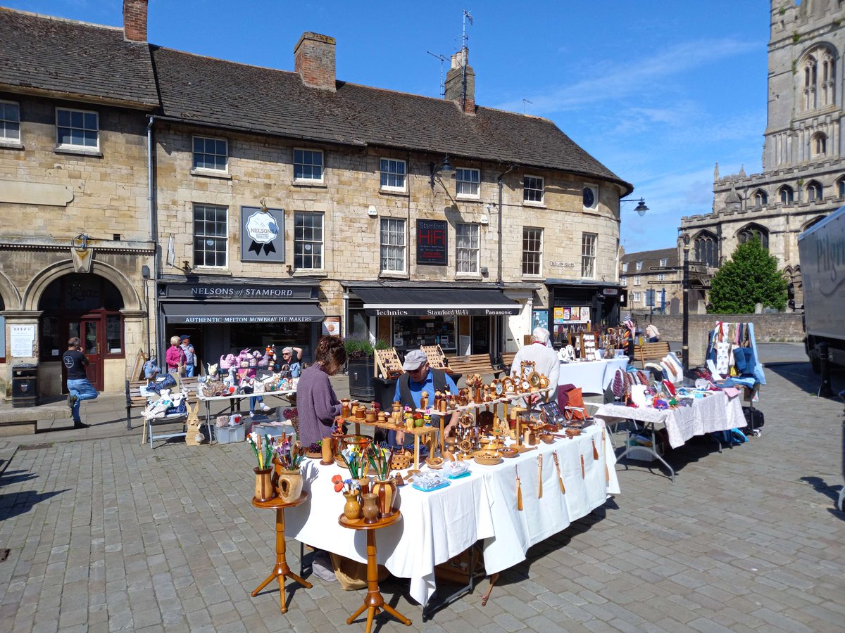👏 Our street markets are open for business for food, clothes, flowers and more: Visit Stamford tomorrow for the full experience! 🌮🍌🥦 👚👗 💐
#ShopLocal #LoveYourLocalMarket #SKDCMarkets #LYLM