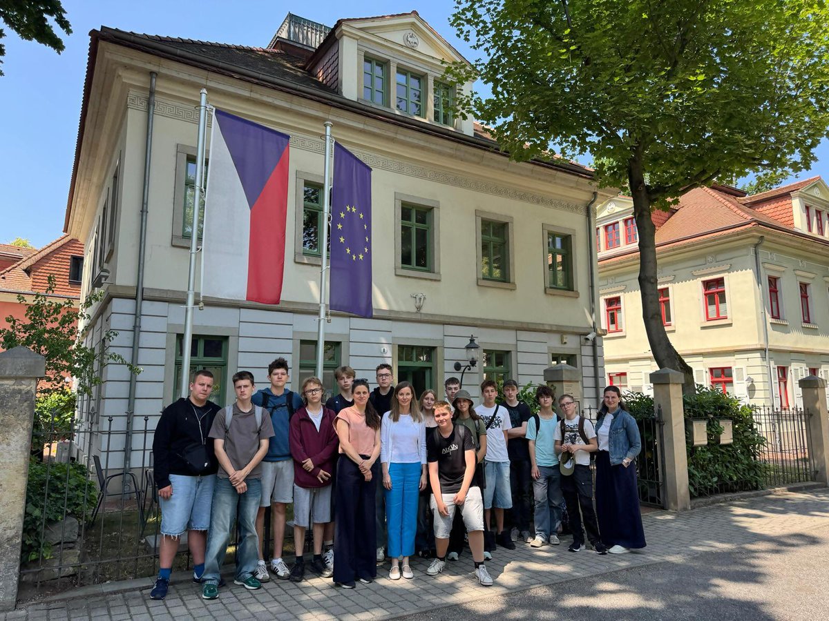CZCGDresden's tweet photo. Na Generálním konzulátu jsme dnes přivítali žáky 9. ročníku ze ZŠ Solidarita v Praze. Mají zájem o 🇩🇪 jazyk i reálie – mladá generace nám dává naději do budoucna! https://t.co/WRZkLc7PXl