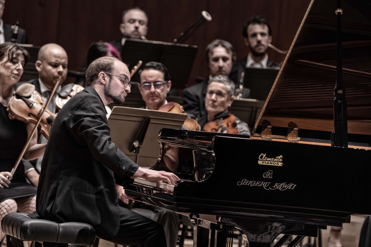 Diputació de València (@dipvalencia) on Twitter photo 🎹🎶 Ruggiero Fiorella, Uladzislau Khandohi i Nabeel Hayek disputaran este divendres la gran final del <a href="/premi_iturbi/">Premi Iturbi</a>.
📍 Sala Iturbi - <a href="/palaumusicavlc/">Palau de la Música</a>.
🕖 19 h | Entrada lliure fins a completar aforament.
➕ℹ️ dival.es/sala-prensa/co… 🎹🎶 Ruggiero Fiorella, Uladzislau Khandohi i Nabeel Hayek disputaran este divendres la gran final del <a href="/premi_iturbi/">Premi Iturbi</a>.
📍 Sala Iturbi - <a href="/palaumusicavlc/">Palau de la Música</a>.
🕖 19 h | Entrada lliure fins a completar aforament.
➕ℹ️ dival.es/sala-prensa/co…