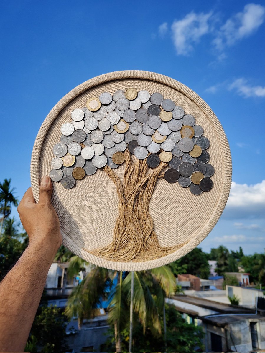 arnabbasu513's tweet photo. Handcrafted Coin Tree – Symbolizing Effort, Earning &amp; Saving | @Upahar_18
দড়ি দিয়ে তৈরি শিকড়গুলো যেন একেকটা বেঁচে থাকার লড়াইয়ের প্রতীক,
কাণ্ড আর শাখা-প্রশাখা যেন সেই লড়াইয়ে করা পরিশ্রমের গল্প,
আর প্রতিটি মুদ্রা — সেই গল্পের অর্জন, যা ধাপে ধাপে জমে উঠেছে পাতার মতো। https://t.co/1I5AsCKm2F