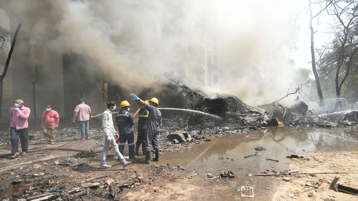 London-bound Air India flight with more than 240 aboard crashes after takeoff from Ahmedabad, India abc7ny.com/post/air-india…
