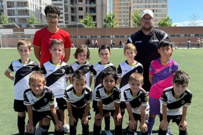 😍 ¿Pero a quién tenemos aquí? a futuras estrellas del fútbol, vestidos con la equipación #Rasán formada por pantalón negro y camiseta blanca con una franja negra en el pecho.

Son las categorías infantiles de un equipo de siempre, el <a href="/UDFonteta/">UDFonteta</a>