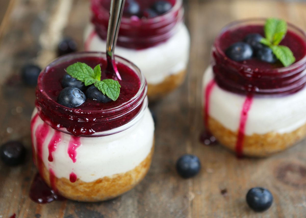Craving something sweet on the go? 🍰

Whether you're headed to a picnic, BBQ, or just in need of a sweet pick-me-up, our Portable Blueberry Cheesecakes have got you covered 🫐

Full recipe details 👉 veganrecipeclub.org.uk/recipes/portab…