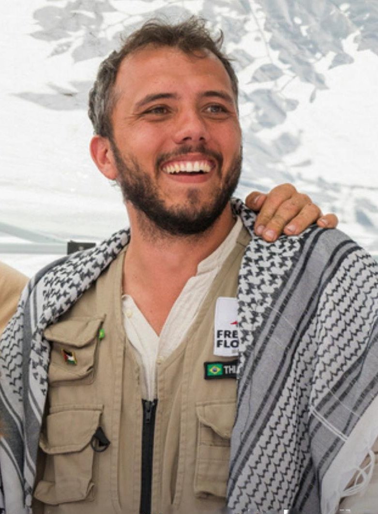 1 yaşındaki bebeğini bırakıp binmiş Madleen gemisine Brezilyalı Thiago Avila.
Müslüman değil. 
Ama Müslümanların aç-susuz bebekleri için kendi minik bebeğini bırakıp girdiği İsrail zindanlarında açlık-susuzluk grevinde şu an. 
Güneş görmeyen tek kişilik bir hücrede.
 
Böyle güzel