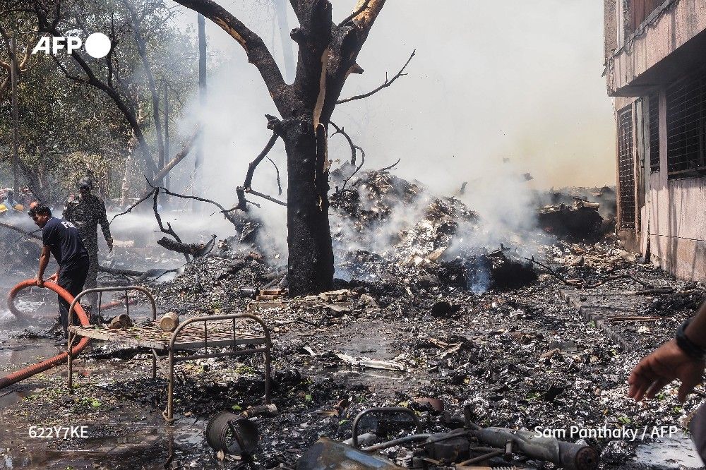 afpfr's tweet photo. Crash aérien en Inde: "il n'y a apparemment aucun survivant" et il y a des "victimes" au sol sur le lieu du crash du Boeing 787 Dreamliner qui s'est écrasé dans un quartier résidentiel d'Ahmedababd après son décollage, selon le chef de la police locale. https://t.co/ovBFrFrL80
