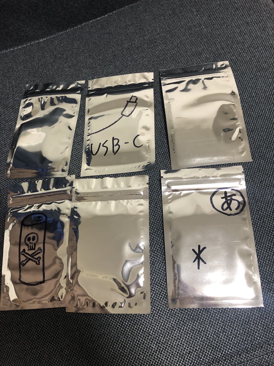 Black Leechステッカーパック、ライブ物販にて発売中。3枚入り500円です
フライヤーとロゴが1枚ずつ、僕らの楽曲のジャケットがランダムで1枚入ってます。

さらに、運が良ければ裏側に僕の落書きが描いてあるかも！買ってね！！！