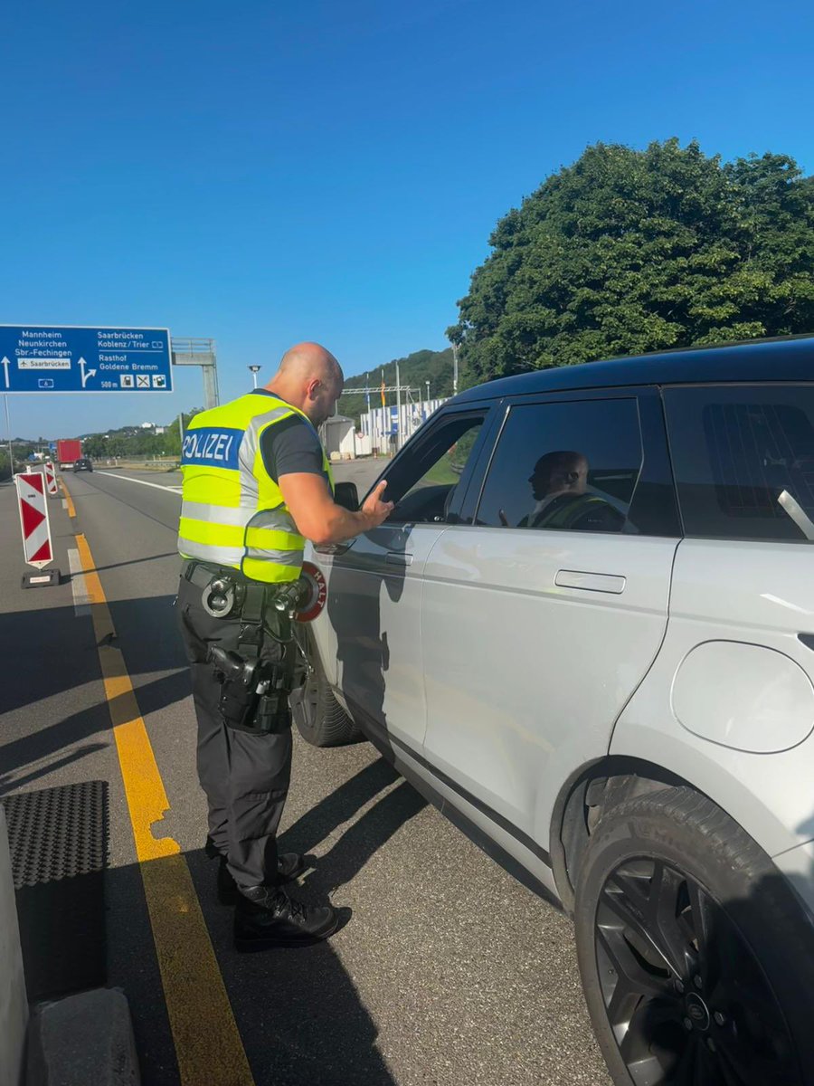 Die Kräfte der Bundespolizeiabteilung #BadBergzabern 👮‍♂️👮‍♀️ führen heute bei strahlendem Sonnenschein ☀️ Grenzkontrollen am Grenzübergang Goldene Bremm auf der BAB6 🚓 durch. Kontrolliert wird die Einreise von Frankreich 🇫🇷 nach Deutschland 🇩🇪.
Wir wünschen allen