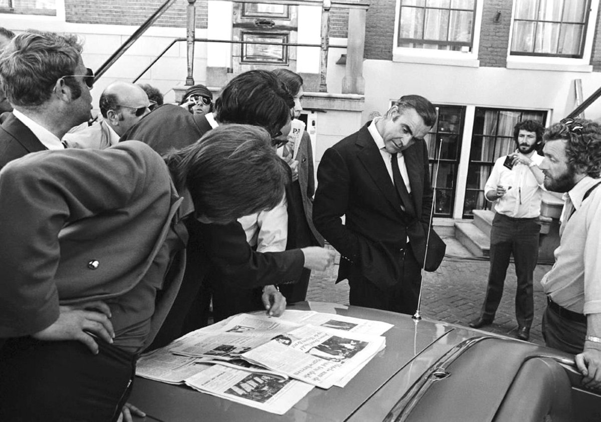 BondinColour's tweet image. Behind the scenes in Amsterdam for Diamonds are Forever. The paper looks Dutch, though not sure what they’re reading - maybe it’s about Bond being in town! #jamesbond  #seanconnery   #diamondsareforever #colourised #colourized