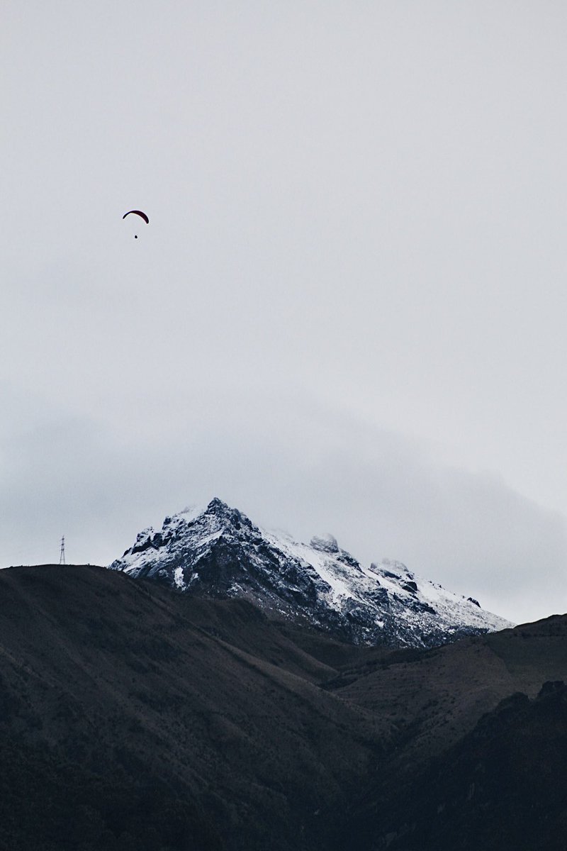 Cielo de #Quito de las 07:05.

Parapente sobre el Pichincha nevado.

#nohaycielocomoeldeQuito