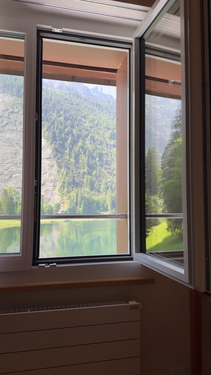 الصورة رقم

1. من بوكينق
2. من سريري في نفس الفندق

نسبة التطابق : 90%
السبب : الأجواء مشمسة

السعر : حدود 900 ريال
الموقع : ساعة من مطار زيورخ 🇨🇭 

ليش حجزت من بوكينق ؟
لإني قارنت وكان بوكينق هو الأرخص

هل دائما بوكينق أرخص ؟
لا طبعا ؛ فندقي التالي من
 <a href="/MacQueenTravel/">ماكوين للسفر</a> 
أرخص بـ