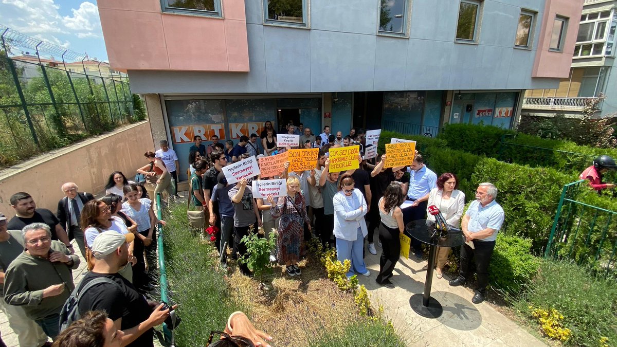 Hakları için mücadele eden KRT TV (<a href="/KRTCANLI/">KRT TV</a> )çalışanı meslektaşlarımızın yanındaydık. Nisan, Mayıs ve Haziran ayı maaşlarını alamayan, yemek kartları iptal edilen meslektaşlarımızın mücadelesine destek olmaya devam edeceğiz. 

KRT TV emekçilerine yönelik tutum, yalnızca