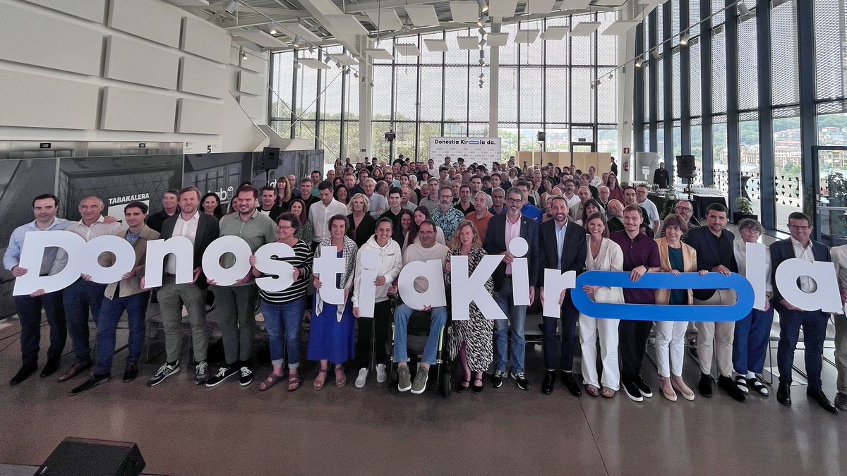 Eneko Goia Laso (@enekogoia) on Twitter photo 📸 Donostia Kirolak irudi berria du, hiriko kirola indartzen lagunduko duen irudi berria. La ciudad y sus deportistas son referentes en múltiples disciplinas. La nueva imagen de <a href="/donostia_kirola/">Donostia Kirola</a> será un elemento vertebrador de todas ellas #Donostia #SanSebastian 📸 Donostia Kirolak irudi berria du, hiriko kirola indartzen lagunduko duen irudi berria. La ciudad y sus deportistas son referentes en múltiples disciplinas. La nueva imagen de <a href="/donostia_kirola/">Donostia Kirola</a> será un elemento vertebrador de todas ellas #Donostia #SanSebastian
