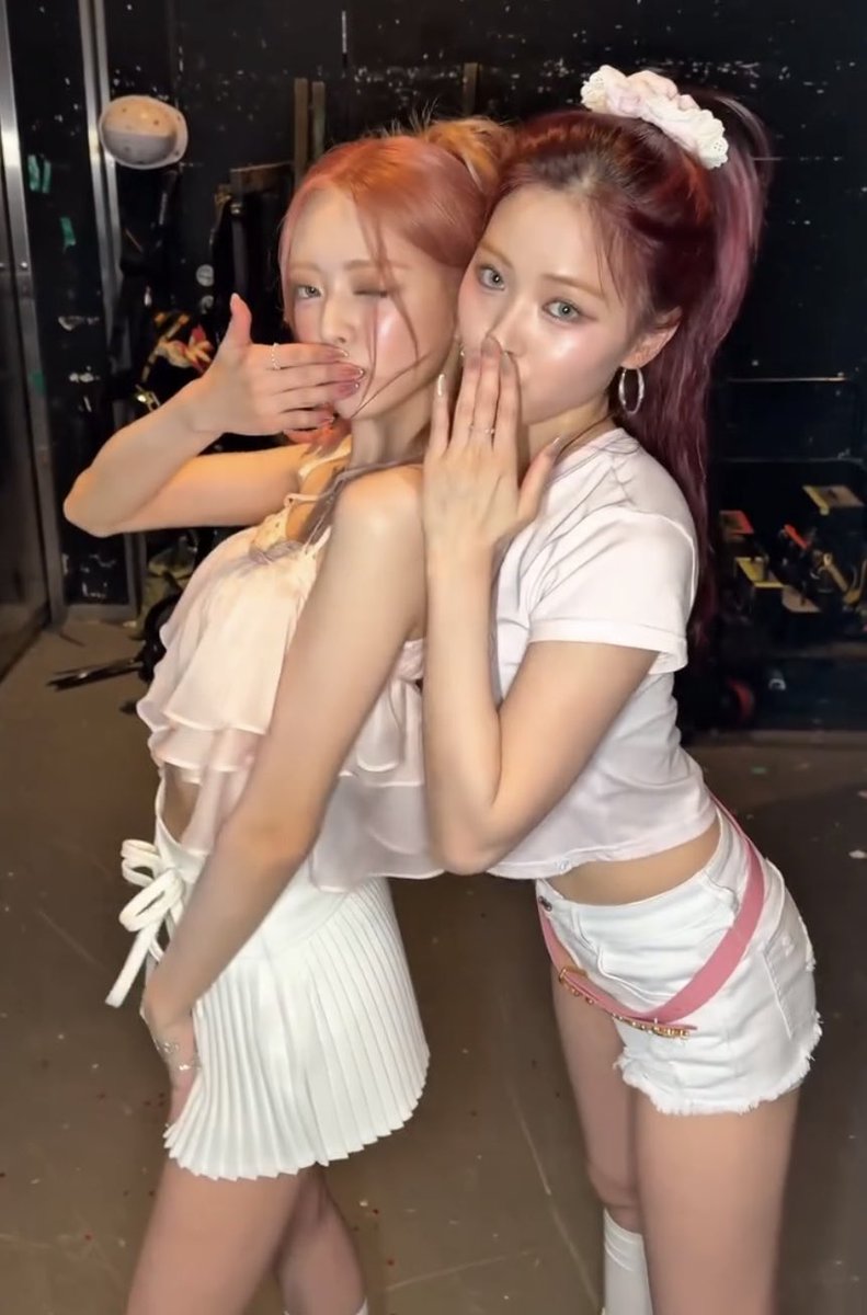 ryunaverse_'s tweet photo. hot girls ❤️‍🔥 https://t.co/WMugSc8ej6