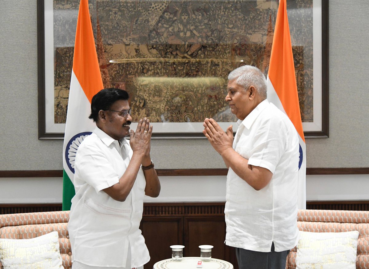 PaarivendharTR's tweet image. Honoured to be called on by the Hon'ble Vice President of India, Shri Jagdeep Dhankhar Ji, at his esteemed office. I am grateful for the warm welcome and insightful interaction. A truly inspiring experience. @VPIndia
#VicePresidentOfIndia #CourtesyCall #Gratitude