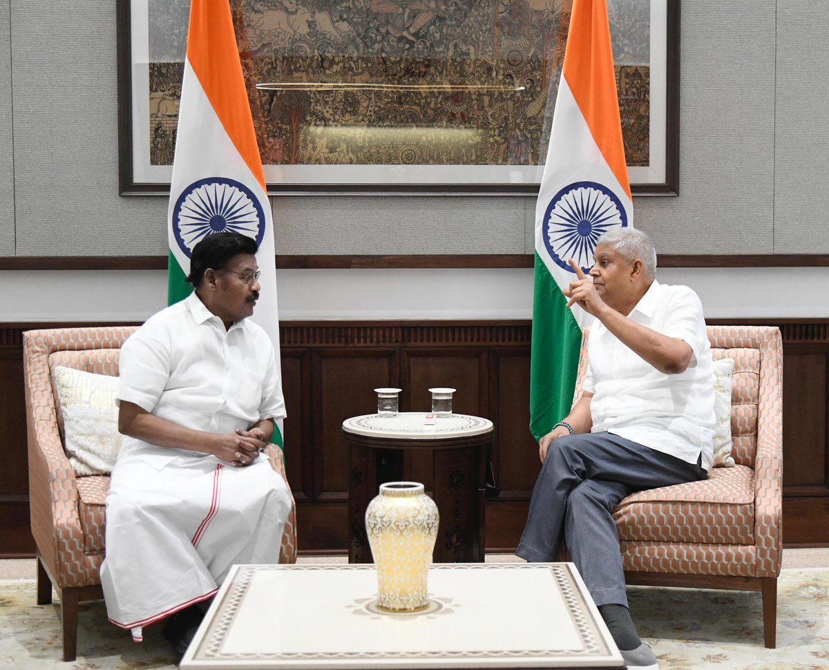 PaarivendharTR's tweet image. Honoured to be called on by the Hon'ble Vice President of India, Shri Jagdeep Dhankhar Ji, at his esteemed office. I am grateful for the warm welcome and insightful interaction. A truly inspiring experience. @VPIndia
#VicePresidentOfIndia #CourtesyCall #Gratitude