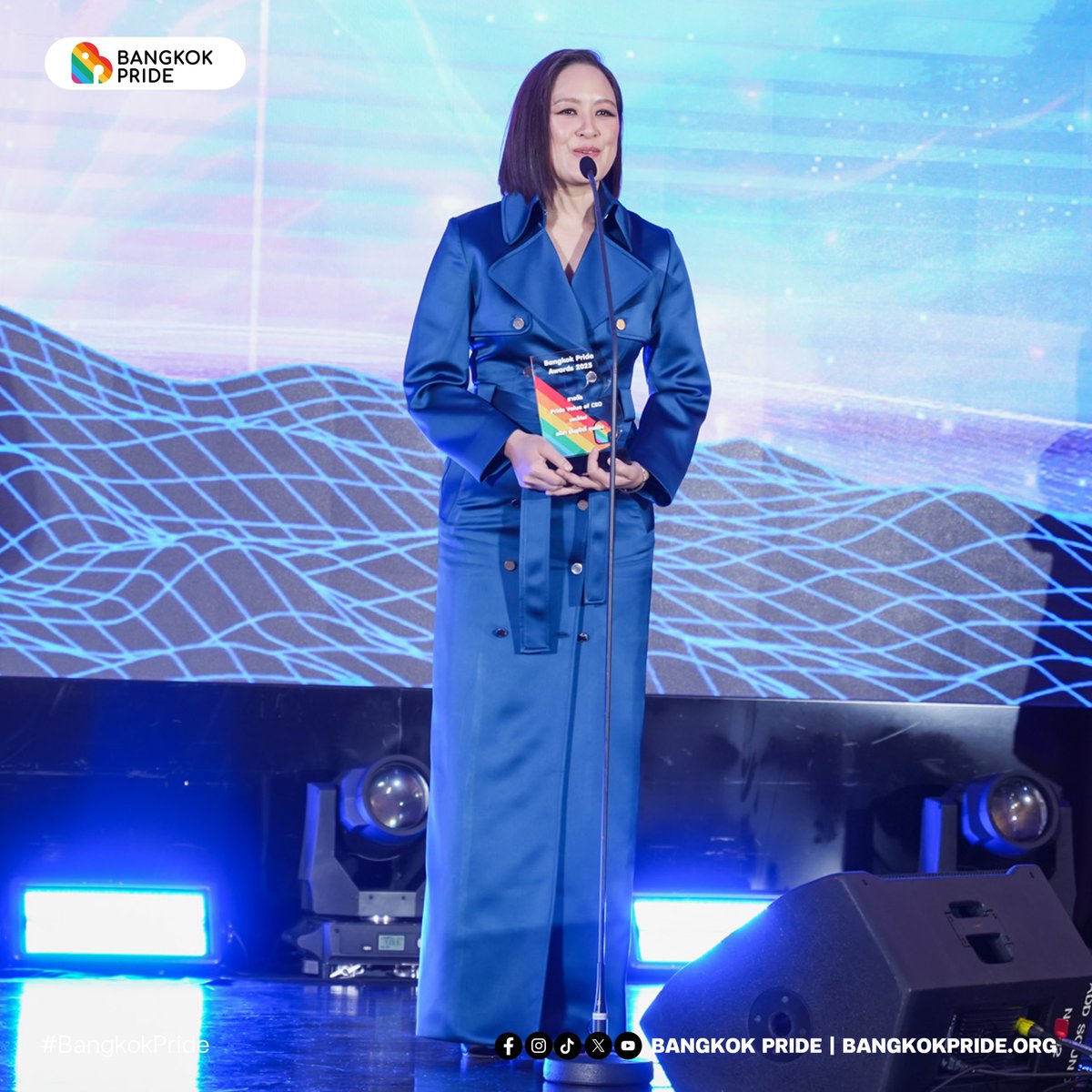 รวมพลคนได้รางวัล Bangkok Pride Awards 2025
พร้อมโชว์สุดพิเศษตลอดงาน

นอกจากบรรยากาศการเดิน Rainbow Carpet ณ ตึกสันติไมตรี ทำเนียบรัฐบาลในวันที่ 31 พฤษภาคมที่ผ่านมาแล้ว ภายในงาน Bangkok Pride Awards 2025 ยังมีการมอบรางวัลในสาขาต่างๆ ทั้ง Bangkok Pride Value