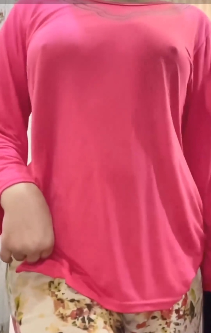 لما اختك أو امك تكون لابسه كدا ف البيت وحلمه بزازها واقفه  اعرف انها بتكون هايجه ونفسها تتناك 
الحق استمتع بيها قبل غيرك ما يخطفها