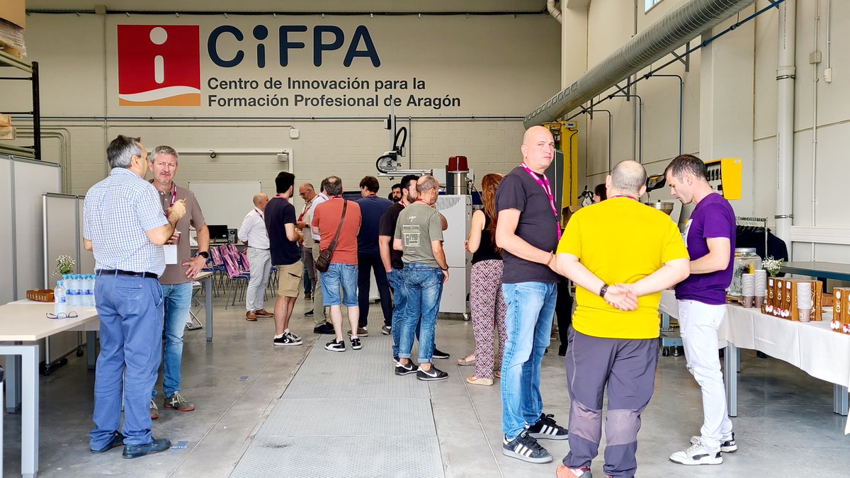cifpa_aragon's tweet photo. Continúan en @cifpa_aragon las Jornadas Tecnológicas Wittmann. En este evento se ha hablado de Sostenibilidad y eficiencia en procesos de inyección  y se ha trabajado con una célula Wittmann completa.
@fp_aragon @todofp @GobAragon @educaciongob https://t.co/6whzeh81t4