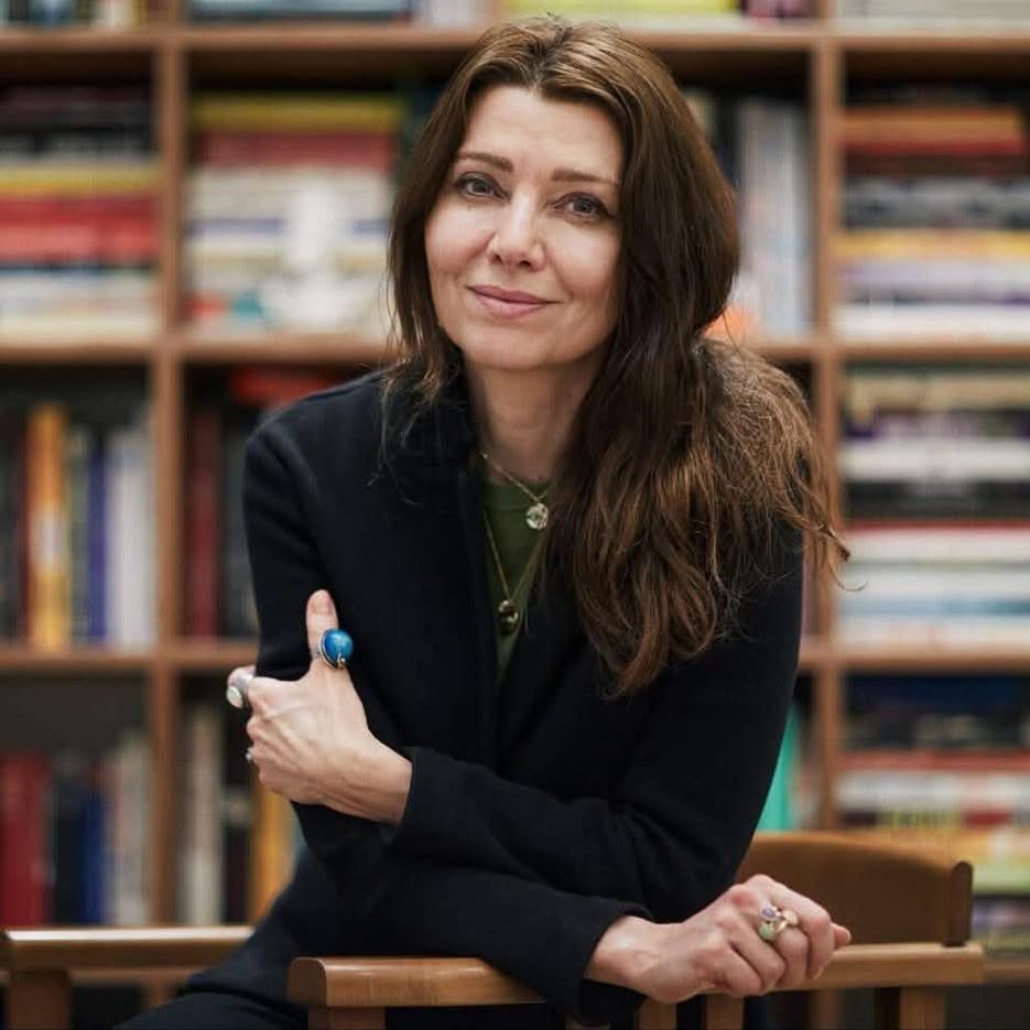 "J’ai appris que l’amour peut arriver par surprise ou mourir en une nuit.
Que de grands amis peuvent devenir de parfaits inconnus, et qu’au contraire, un inconnu peut devenir un ami pour la vie.
Que le « jamais plus » n’arrive jamais et que » pour toujours » a une fin .
Que celui