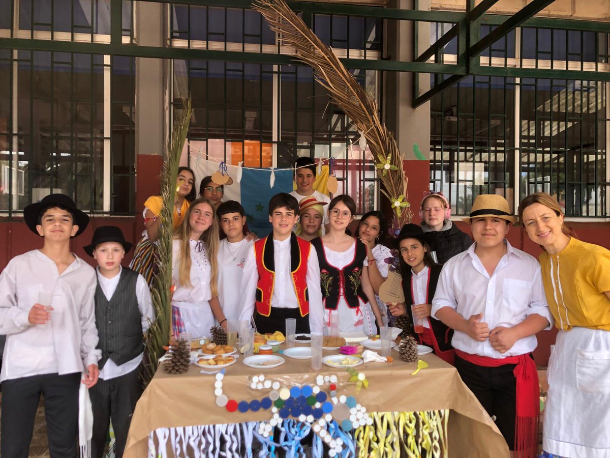 La comunidad educativa del IES San Benito homenajeó un curso más el 🍌patrimonio gastronómico canario, con motivo del 🇮🇨Día de Canarias. 

🔗Más información en nuestra página web: www3.gobiernodecanarias.org/medusa/edublog…