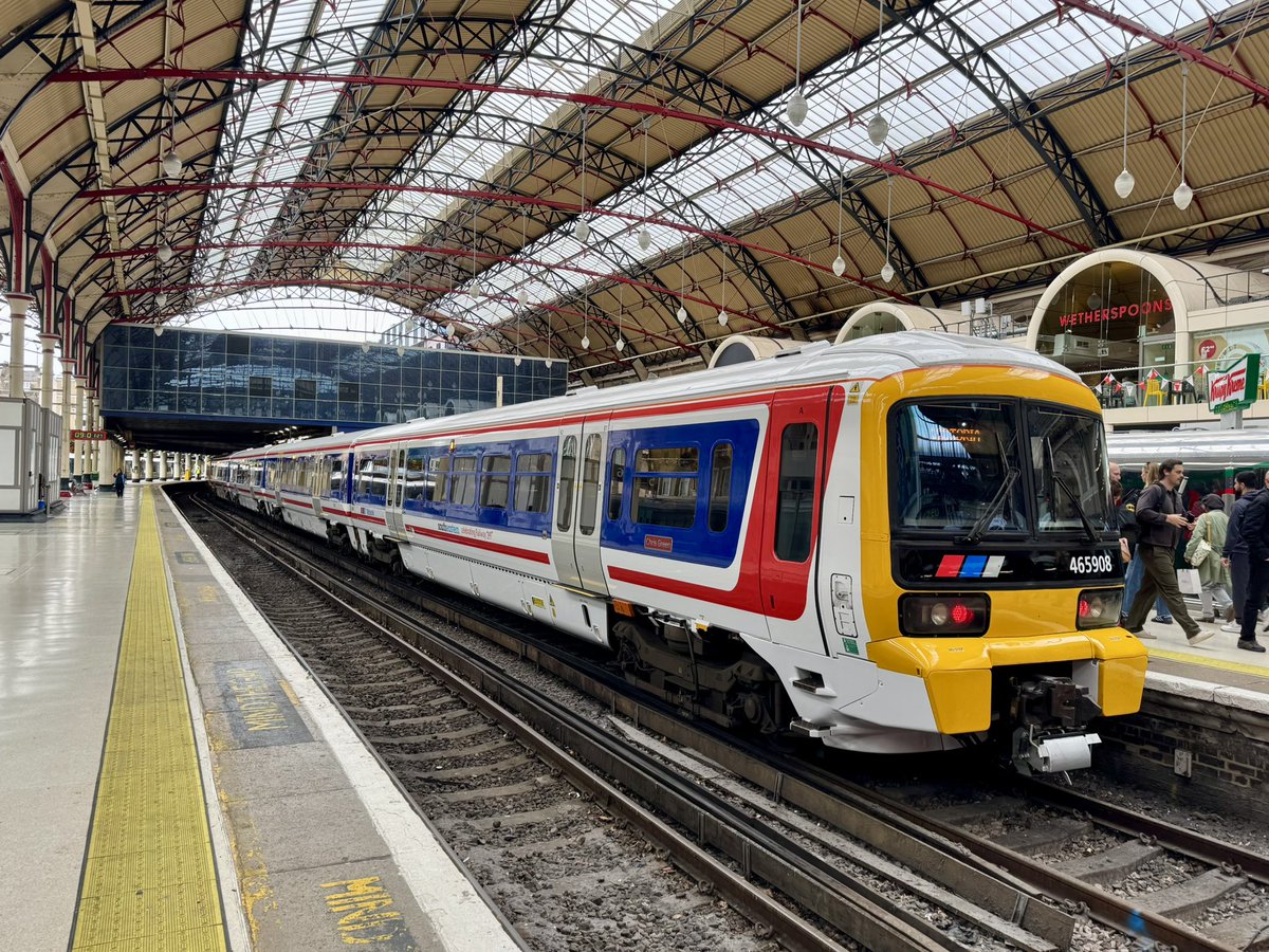 fav1F62's tweet photo. Tuesday and a trip to London. Managed a quick spin on heritage repaint 465908 from Vic - Denmark Hill. @railway200 #networksoutheast https://t.co/JOjWtXVjZC