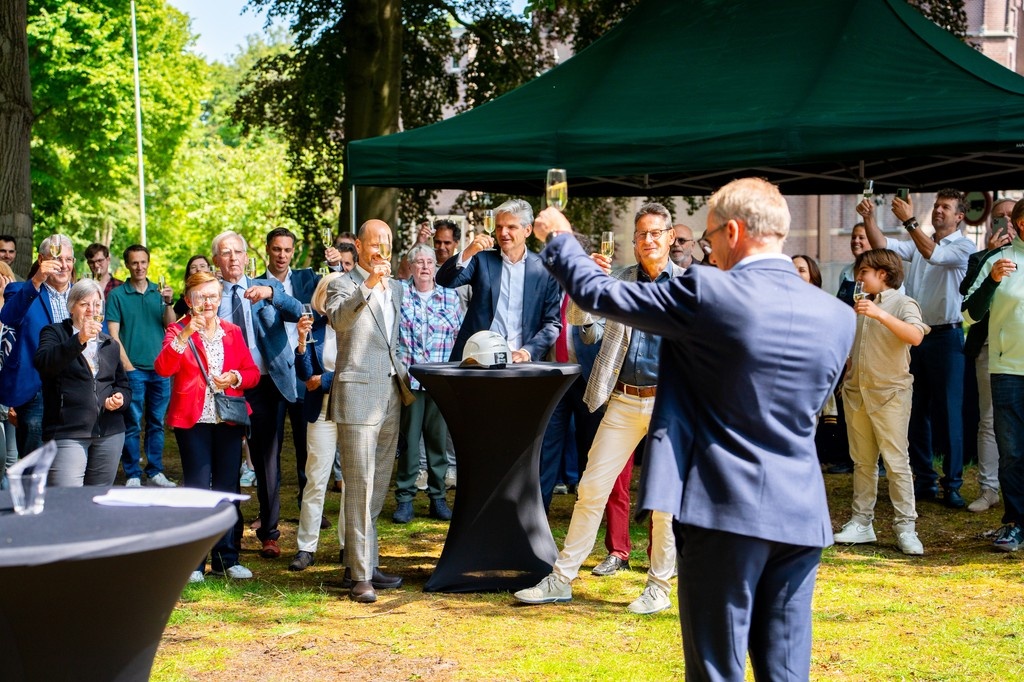 Start bouw Bosvilla’s Bijdorp! 
11 luxe, duurzame villa’s op historische grond. Met natuurlijk materiaal, A++++ label én verzonken zonnepanelen in het rieten dak.
Een nieuw hoofdstuk op Buitenplaats Bijdorp!

#Bouwstart #Bijdorp #Bolton #SamenWerkenSamenLeven #ManouTon