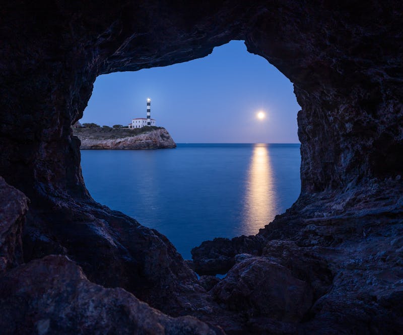 GeneVatow's tweet image. Dimpled Moon glowing
scraping across the night sky
Language of the spheres
spoken by humans always
mixed in perfect swoon 

#vss365 #scrape 
#tanka #poetry
Art: Horacio Lander