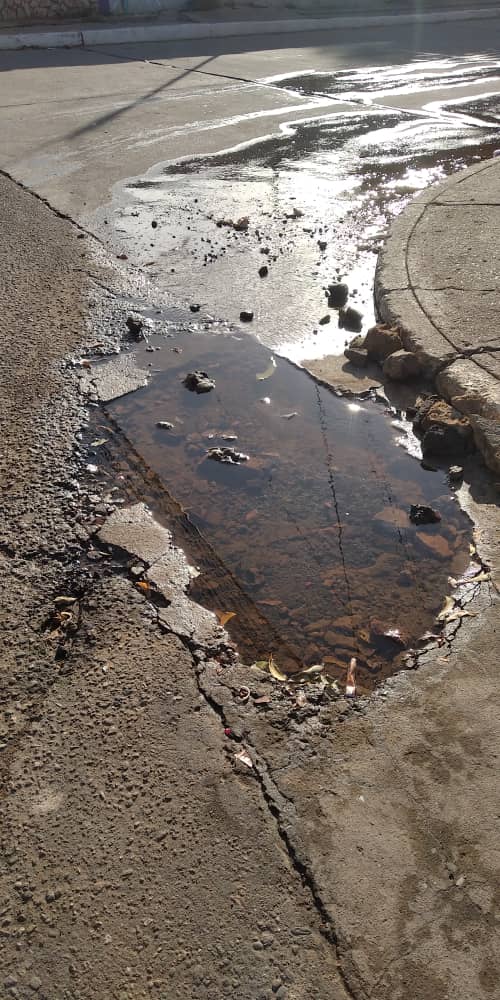 smallvenecia's tweet photo. Esta avería lleva varias semanas en el Barrio Los Robles, Calle 114C con Av. 67 (calle de Cemento). Rogamos la presencia de @hidrolagoofic @mcboalcaldia @gobdelzuliave 

#Hidrolago #Maracaibo. https://t.co/T6w79vFXAf