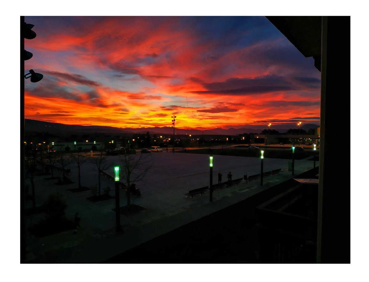 BlindGraphy's tweet photo. #BlindGraphy #SunsetMagic #DramaticSky #GoldenHour #ScenicLandscape #CityLights #BeautifulNature #UrbanSunset #SilhouettePhotography #ColorfulSky #MountainView #PeacefulEvening #NatureInTheCity #SunsetGlow #SkylineBeauty #TwilightVibes  #total_navarra

https://t.co/bGR5oBfvF2 https://t.co/ihcMn1scqH