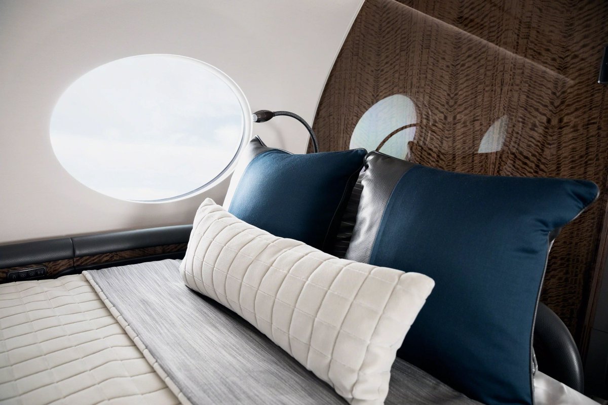 GulfstreamAero's tweet image. Get ready in style or wind down in peace — the #G700's grand suite with large lavatory is your personal oasis, featuring a backlit vanity, full shower and plenty of closet and counter space. ✈️✨
Experience the G700 as it returns next week to @salondubourget. #PAS25