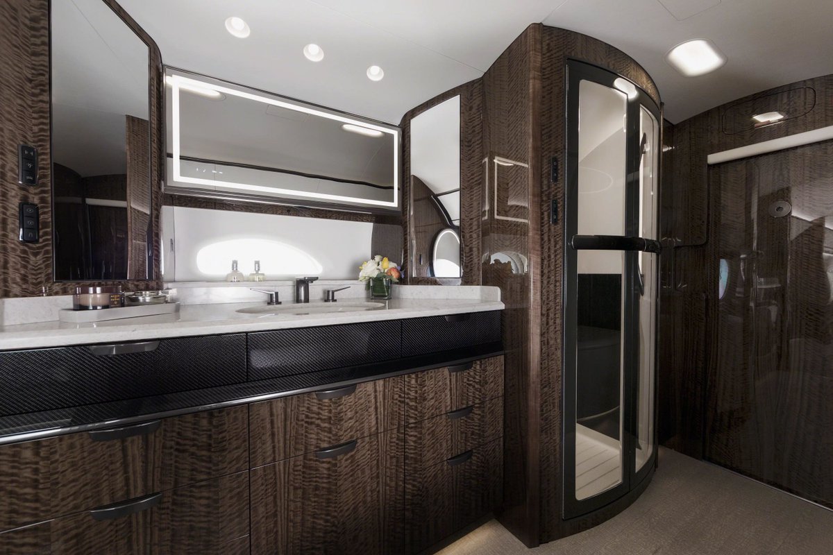 GulfstreamAero's tweet image. Get ready in style or wind down in peace — the #G700's grand suite with large lavatory is your personal oasis, featuring a backlit vanity, full shower and plenty of closet and counter space. ✈️✨
Experience the G700 as it returns next week to @salondubourget. #PAS25