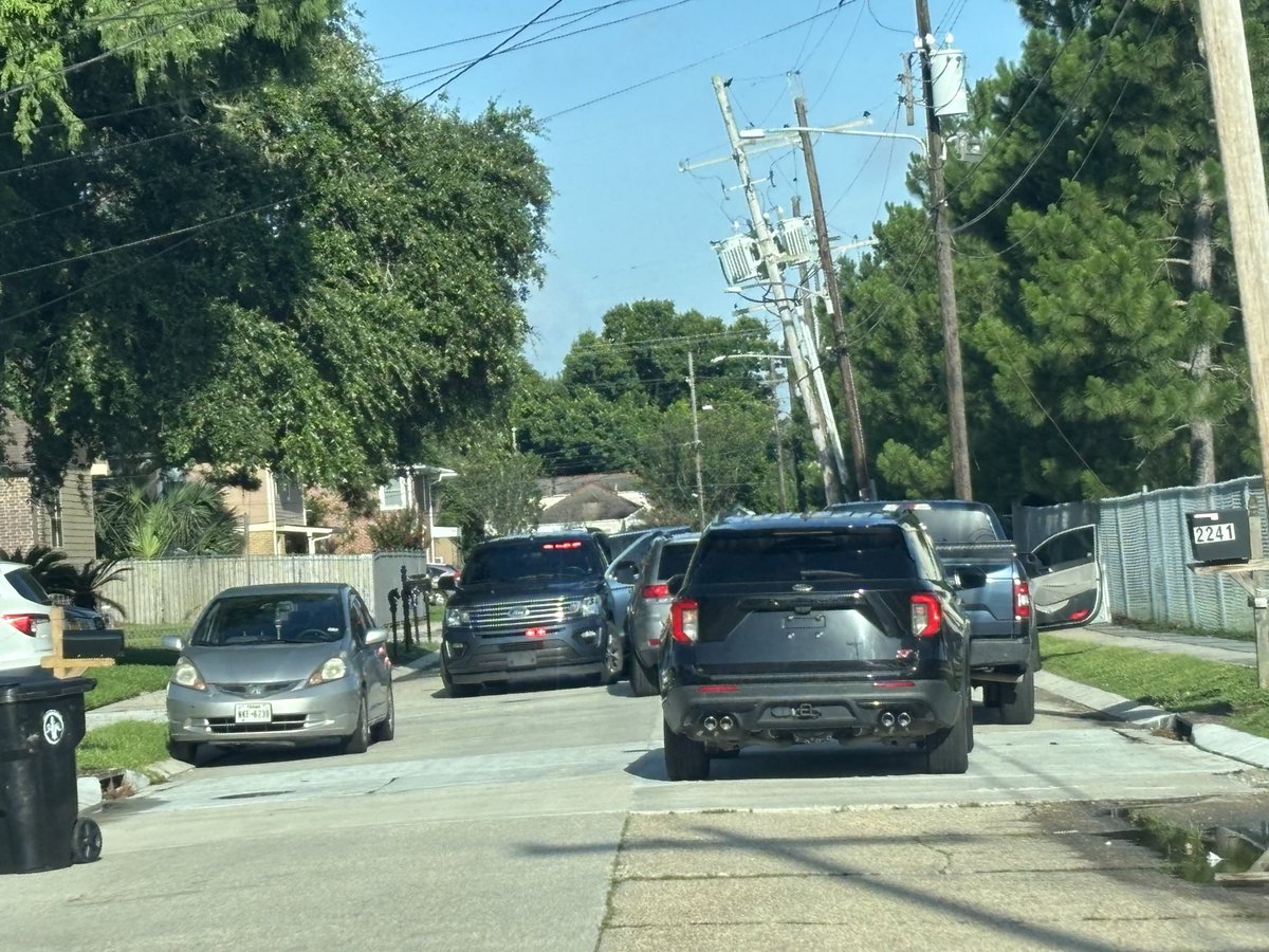 THREAD 🧵: sharing out images/ a report from a community member who confronted ICE yesterday in Gentilly (New Orleans). 

Please review the pictures and let us know if you have any additional information such as who they are, agencies they are with, etc. 

STAY VIGILANT!

1/x