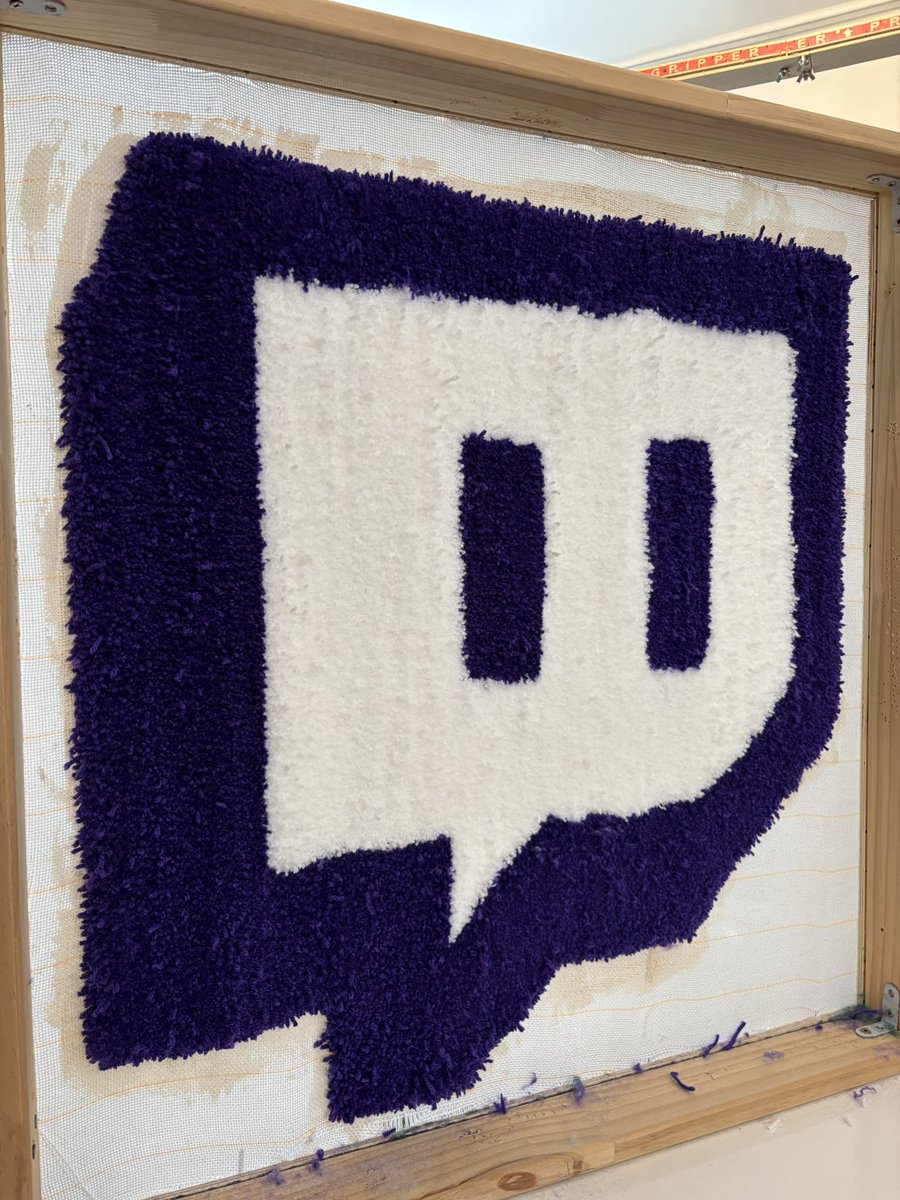 feena1986's tweet image. Na was sagt ihr zu meinem getufteten @TwitchDE  Teppich ?Der gute darf jetzt nach 4h Tuften trocknen und wird dann in Form gebracht dank Rasur 💜