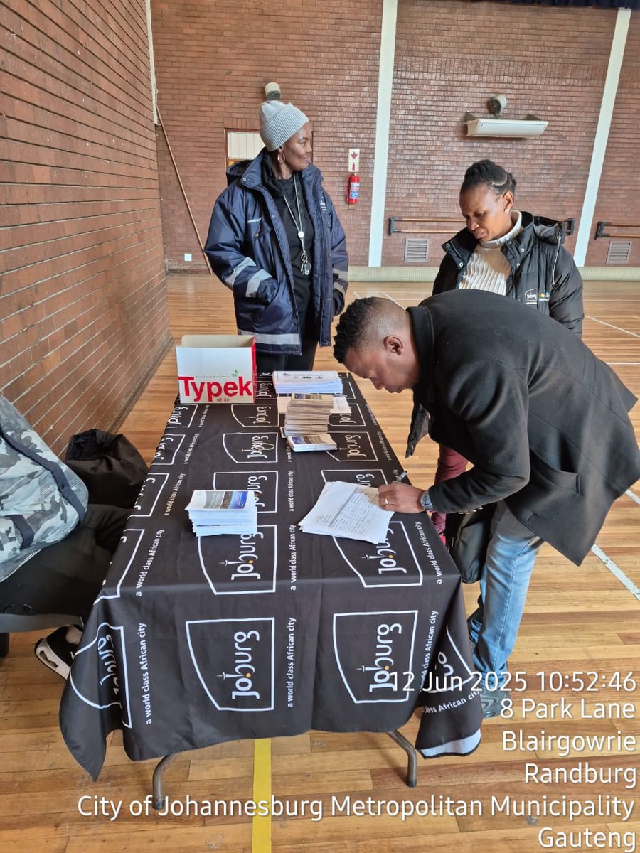 CrumRegionB's tweet image. Informal Traders Awareness Campaign at the Blairgowrie Rec Centre. @JDA_joburg @JoburgMPD #EnvironmentalHealth #EconomicDevelopment gave insight on requirements and services provided by respective departments. @CityofJoburgZA @CRUM_CoJ #JoburgReimagined