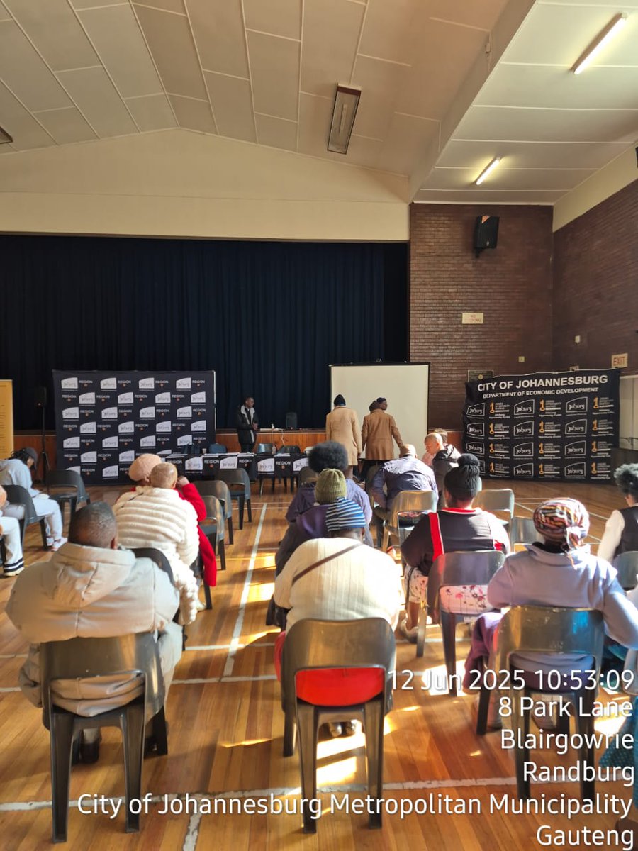 CrumRegionB's tweet image. Informal Traders Awareness Campaign at the Blairgowrie Rec Centre. @JDA_joburg @JoburgMPD #EnvironmentalHealth #EconomicDevelopment gave insight on requirements and services provided by respective departments. @CityofJoburgZA @CRUM_CoJ #JoburgReimagined