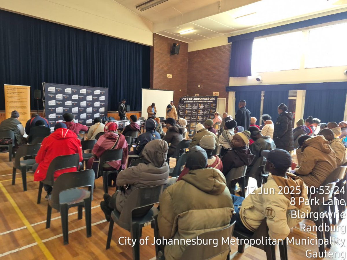 CrumRegionB's tweet image. Informal Traders Awareness Campaign at the Blairgowrie Rec Centre. @JDA_joburg @JoburgMPD #EnvironmentalHealth #EconomicDevelopment gave insight on requirements and services provided by respective departments. @CityofJoburgZA @CRUM_CoJ #JoburgReimagined