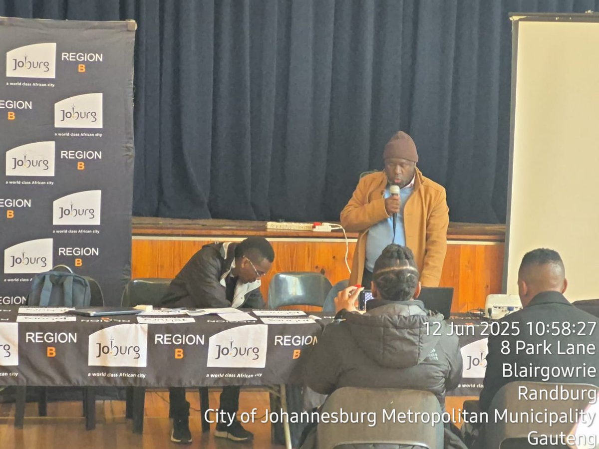 CrumRegionB's tweet image. Informal Traders Awareness Campaign at the Blairgowrie Rec Centre. @JDA_joburg @JoburgMPD #EnvironmentalHealth #EconomicDevelopment gave insight on requirements and services provided by respective departments. @CityofJoburgZA @CRUM_CoJ #JoburgReimagined