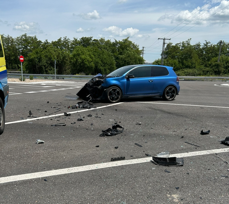PoliciaMV's tweet photo. 🚗💨Al entrar desde vía interurbana a la ciudad, solemos ir a velocidad superior al límite urbano 

⚠️¡Ojo! Puedes encontrarte rotondas o vías con ceda el paso o stop 

✅Recuerda reducir la velocidad y cumplir la señalización para tu seguridad y la de todos

#ConduceConCuidado https://t.co/PRz8mj7trV